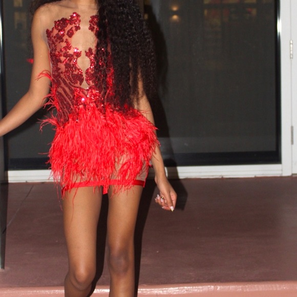 size 0, xs, can fit if you are a size 2. stretchy material. - Picture 2 of 3